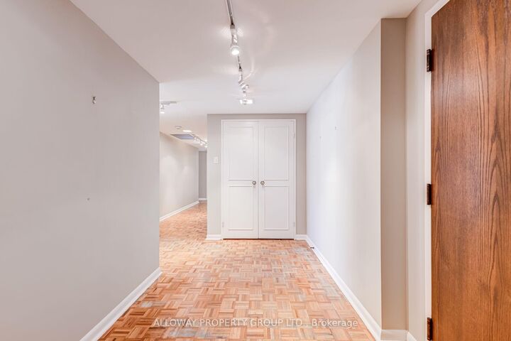 Property Photo: 1166 Bay Street 1305 ON M5S 2X8
