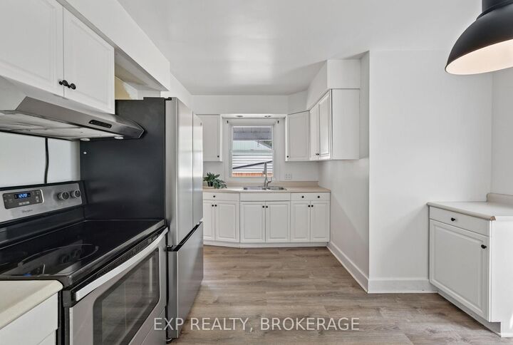Property Photo:  650 Hillside Drive  ON K7G 2E4 