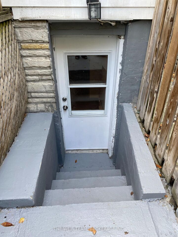 Photo de la propriété:  61 Rushbrooke Avenue Lower  ON M4M 3A8 