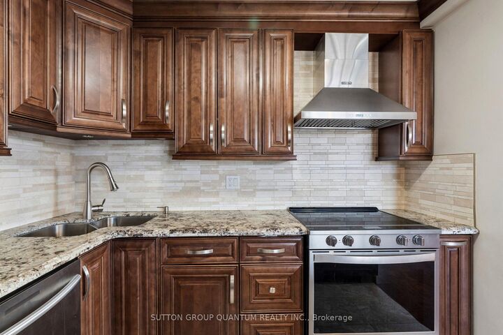 Property Photo:  2345 Confederation Parkway 802  ON L5B 2H3 