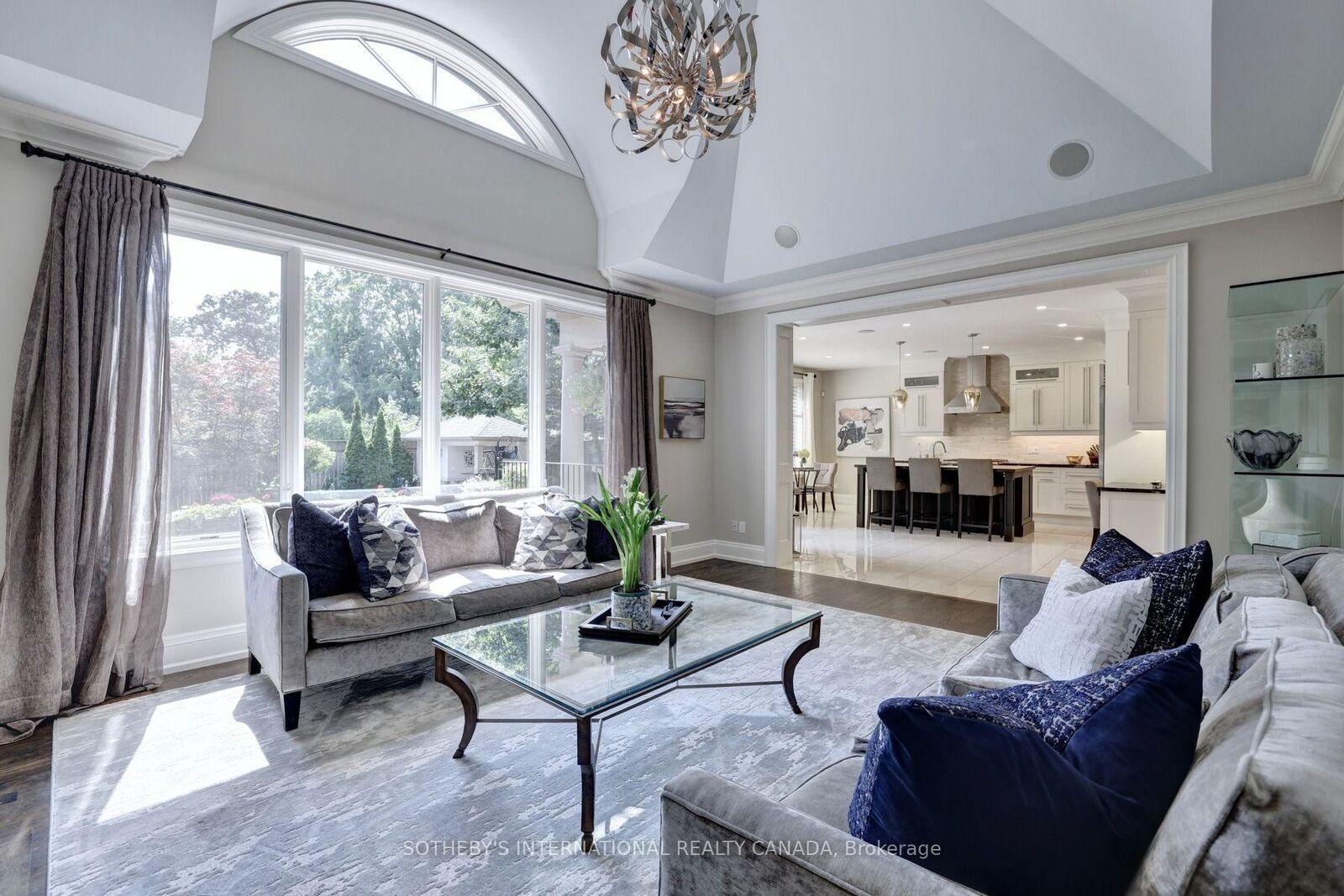 Property Photo: 32 Oakwood Avenue S ON L5G 3L3