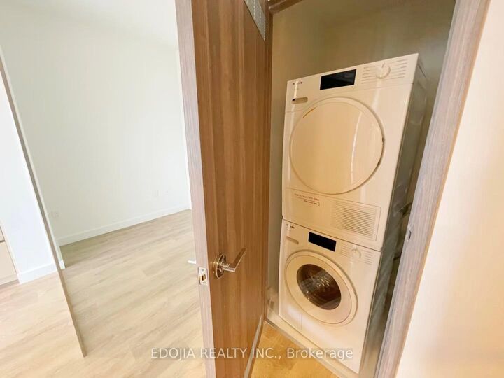 Property Photo: 85 McMahon Drive 2207 ON M2K 0H1