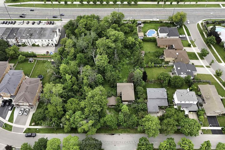 1050 Burnhamthorpe Road E — photo 1