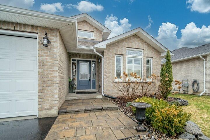 Property Photo:  8 Briarwood Crescent  ON K7R 0C2 