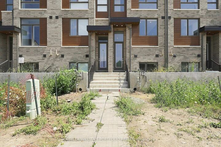 Property Photo:  372 Lawrence Heights Way  ON M6A 0E8 