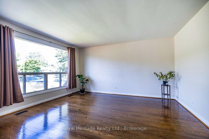 Property Photo:  42 Thorncroft Crescent  ON L1S 2S2 
