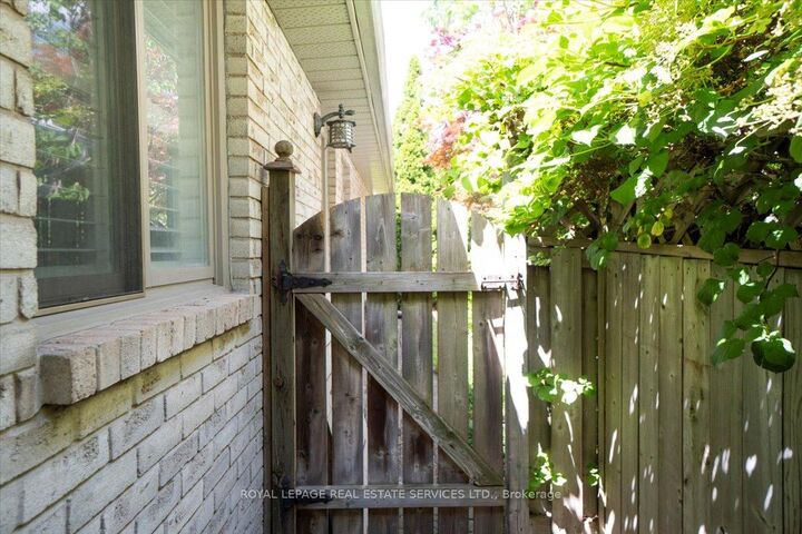 Property Photo:  172 River Oaks Boulevard E  ON L6H 5N7 