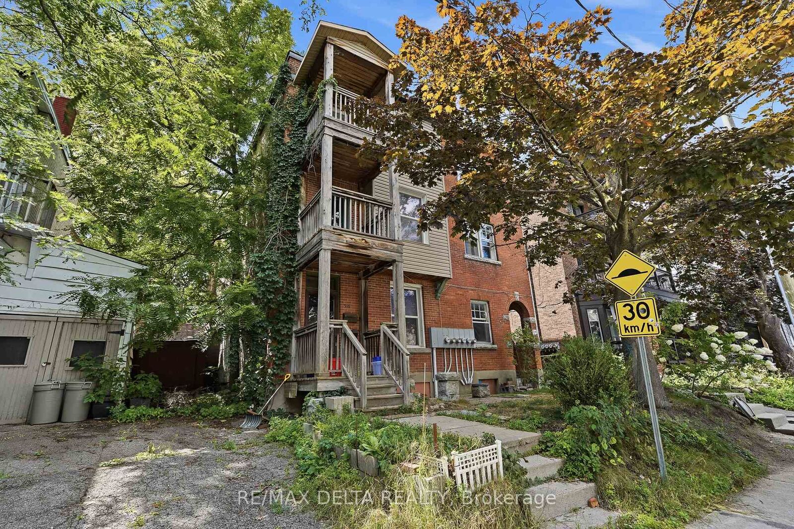 Property Photo:  516 Bay Street 2  ON K1R 6B2 