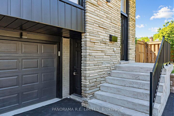 Property Photo:  606 Abana Road Lower  ON L5A 1H4 