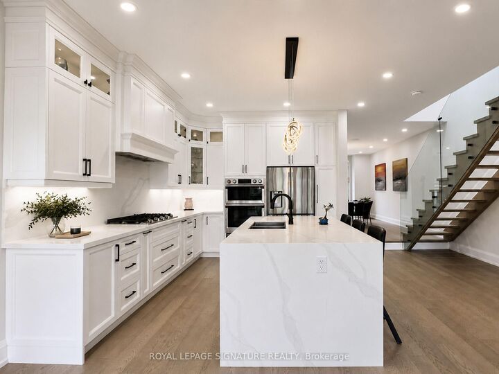 Property Photo: 920 Fourth Street ON L5E 1J6