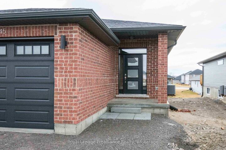 Property Photo:  45 Dewal Place  ON K8P 0H3 