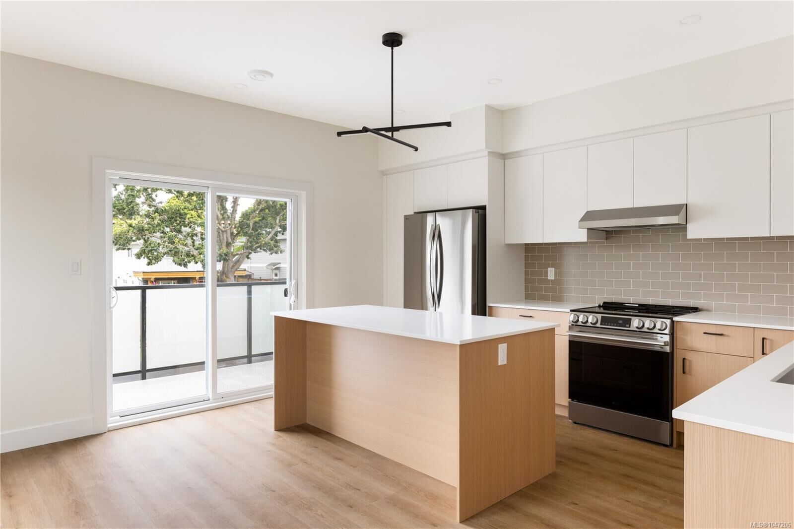Property Photo: 913 Dale St #1 BC V8X 2V9