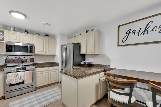 Property Photo:  812 E Johnsonway Dr  UT 84094 