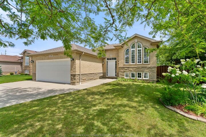 17 Hazel Crescent — photo 1