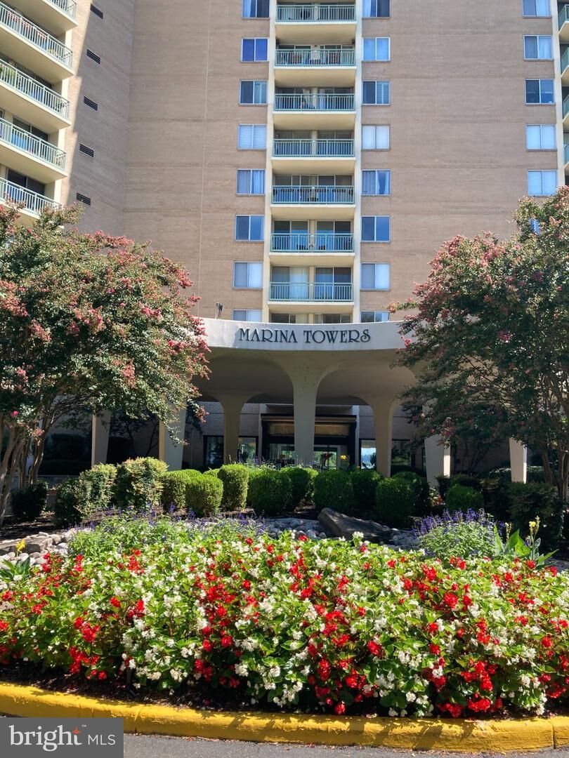 Property Photo:  501 Slaters Lane 403  VA 22314 
