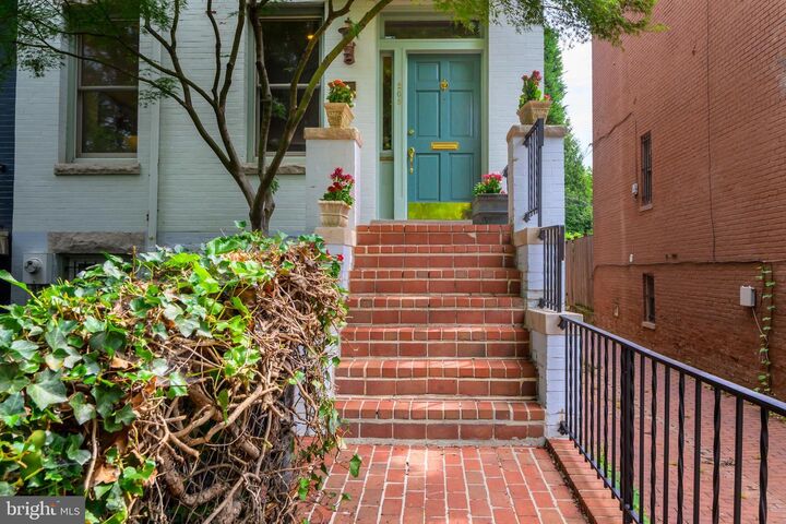 Property Photo:  208 12th Street SE  DC 20003 