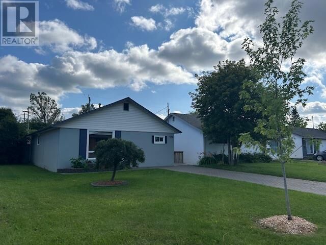 Property Photo: 208 Gordon St ON P7E 4T3
