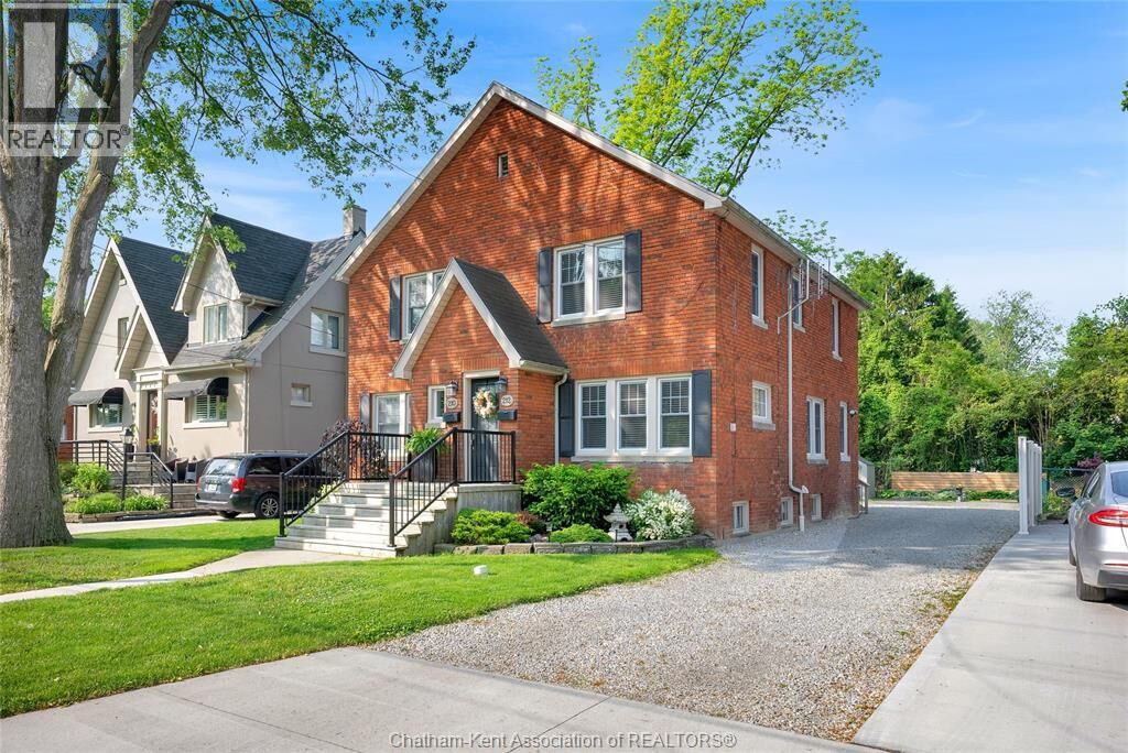 Photo de la propriété:  210-212 Elizabeth Street  ON N7L 2Y7 