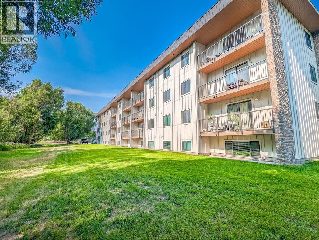 Property Photo: 606 18th Avenue North 403 BC V1C 5M1