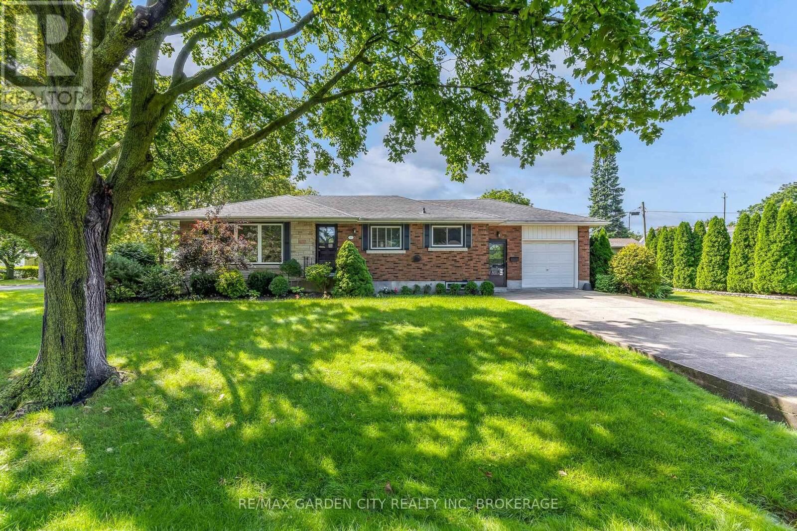 Property Photo: 4 Regina Avenue ON L2M 3G6