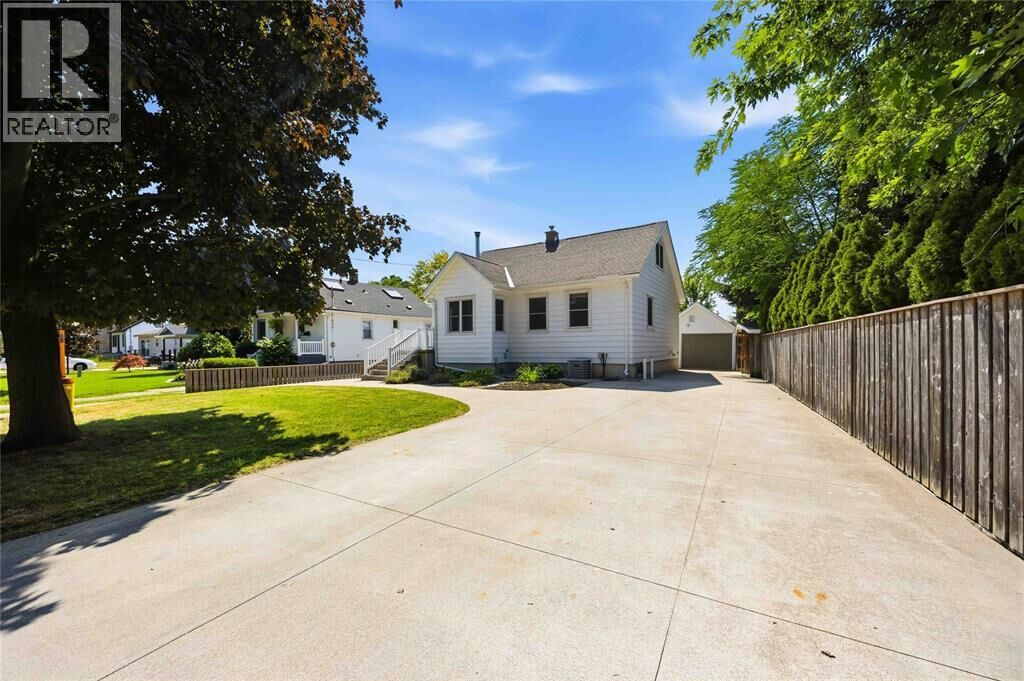 Property Photo:  1477 Baxter Avenue  ON N7V 3N2 