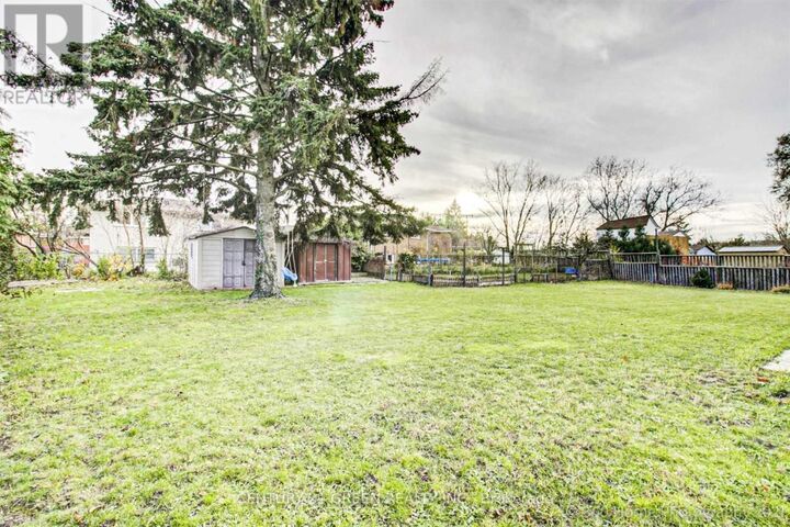 Property Photo:  33 Garvey Crescent Main  ON L8K 3W9 