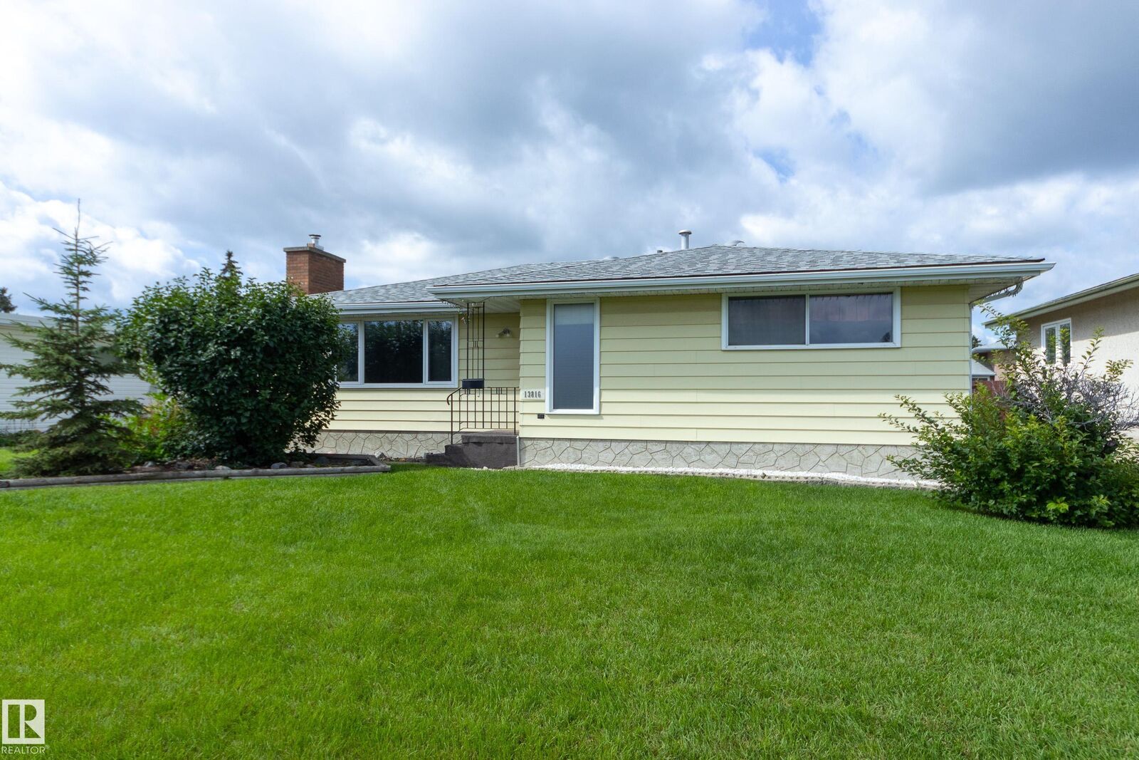 Property Photo:  13816 90 Street NW  AB T5E 3N3 