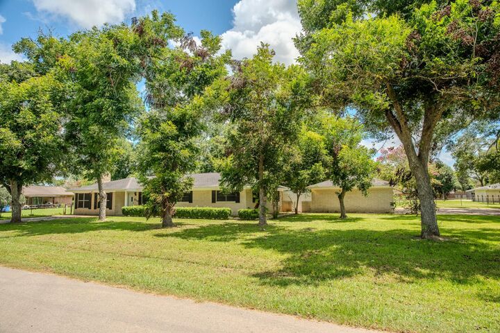 Property Photo: 212 Avenue B TX 77422