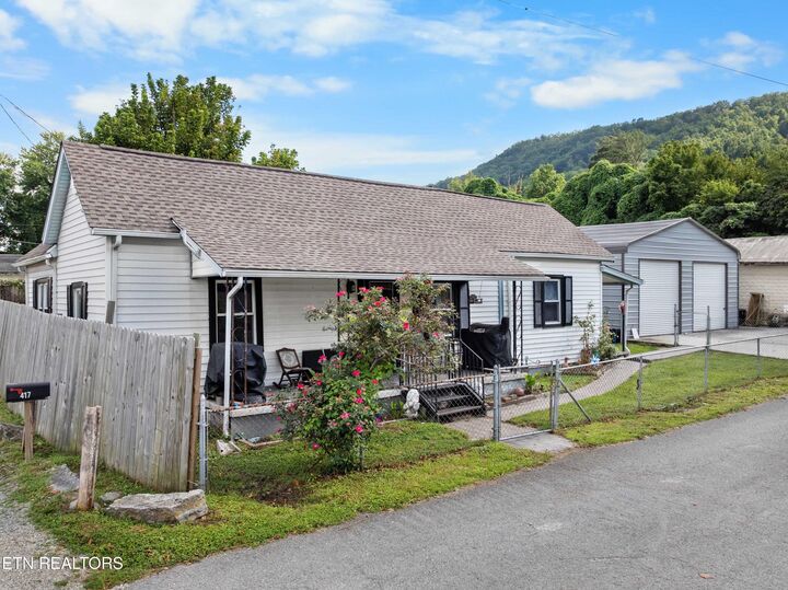 Property Photo: 417 E 3rd St TN 37769