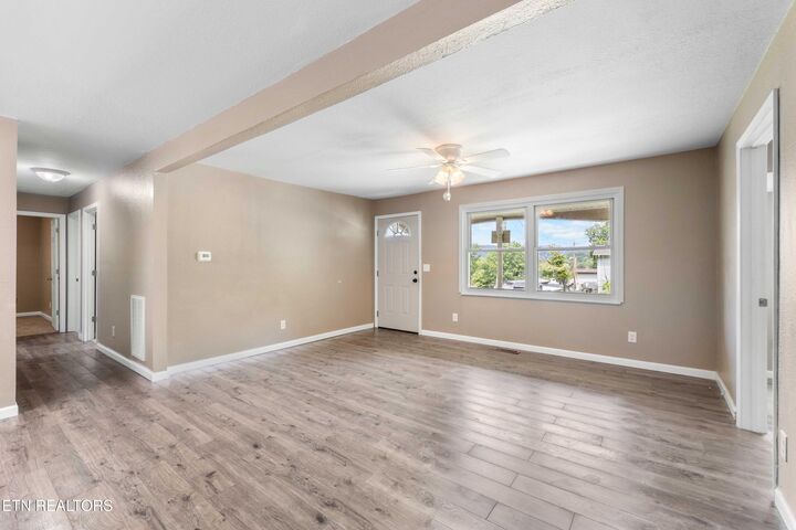 Property Photo: 232 E Robbins St TN 37762