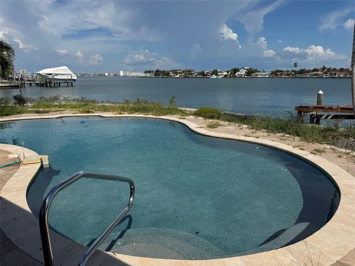 Property Photo:  5810 Bahama Way S  FL 33706 