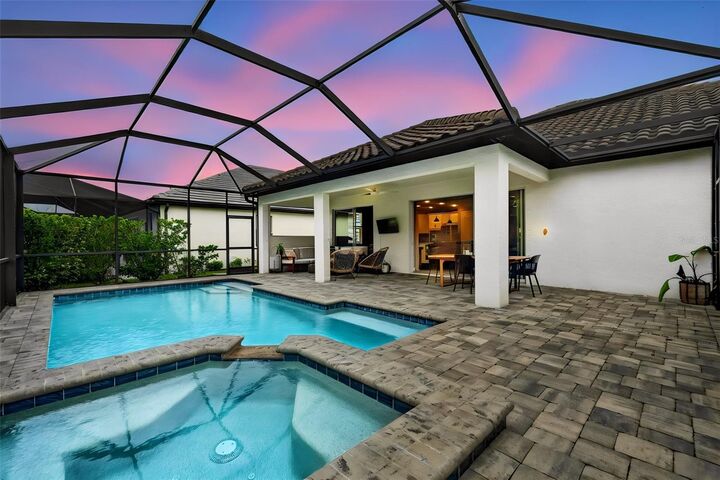 Property Photo: 2128 Woodleaf Hammock Court FL 34211
