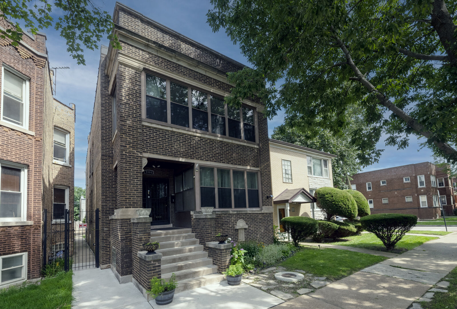 Property Photo:  5104 W Hutchinson Street 2  IL 60641 