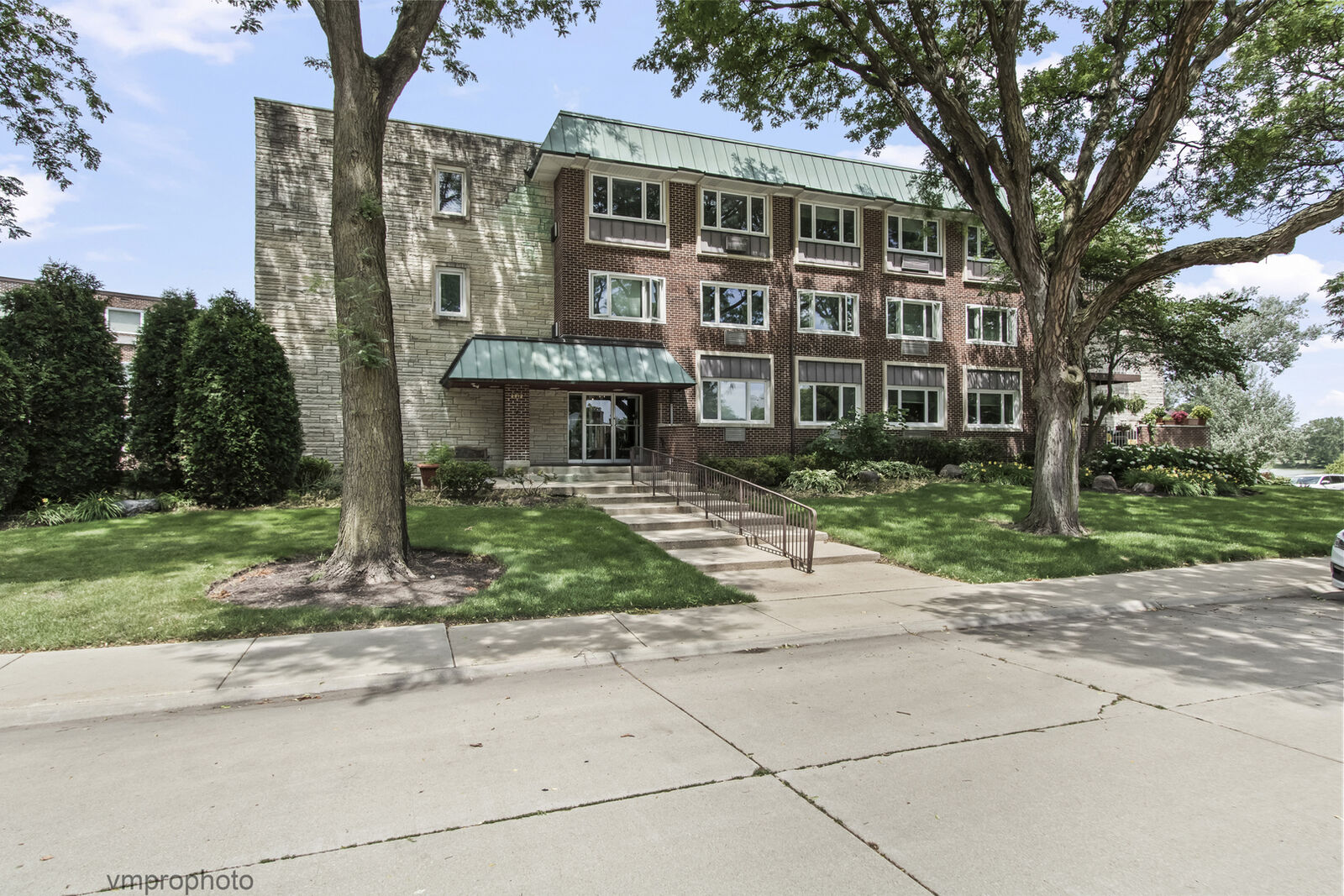 Property Photo: 2812 E Bel Aire Drive 303 IL 60004