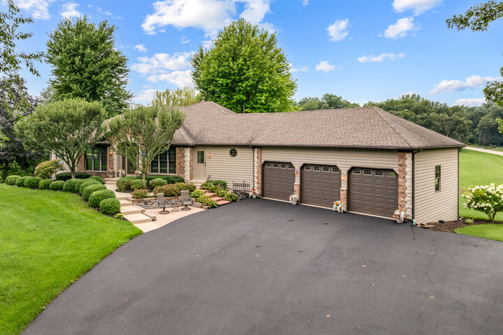 Property Photo:  11119 Pebble Drive  IL 60142 