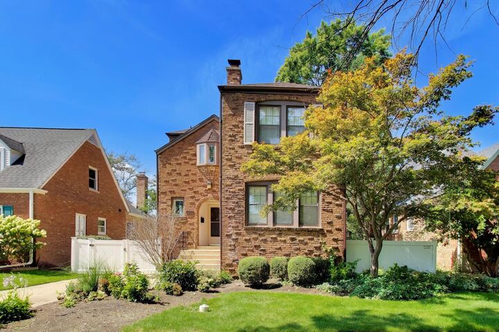 Property Photo: 1820 S Ashland Avenue IL 60068