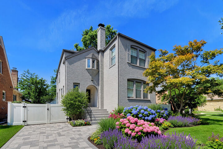 Property Photo:  1820 S Ashland Avenue  IL 60068 
