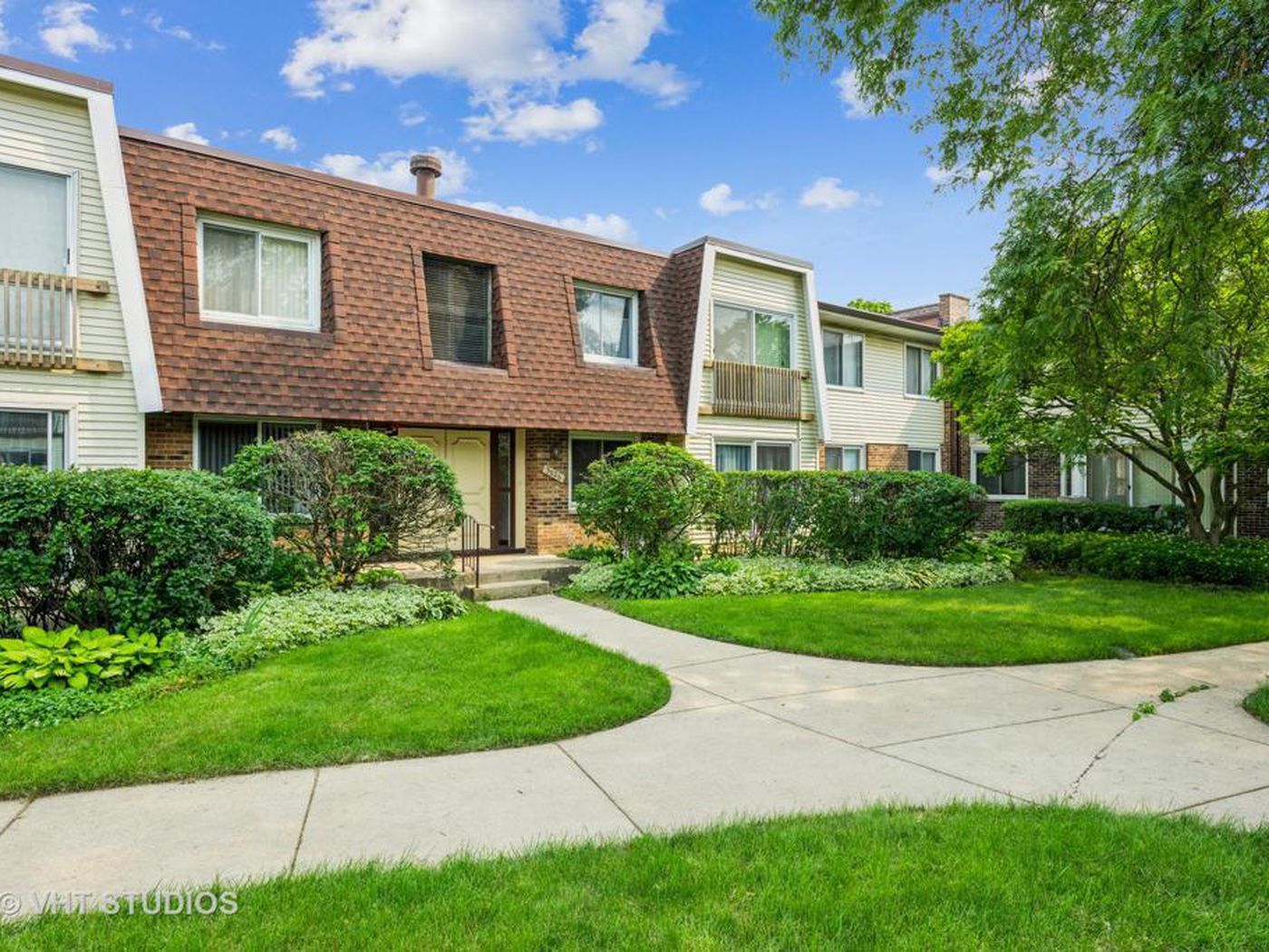 Property Photo: 3026 Roberts Drive 8 IL 60517