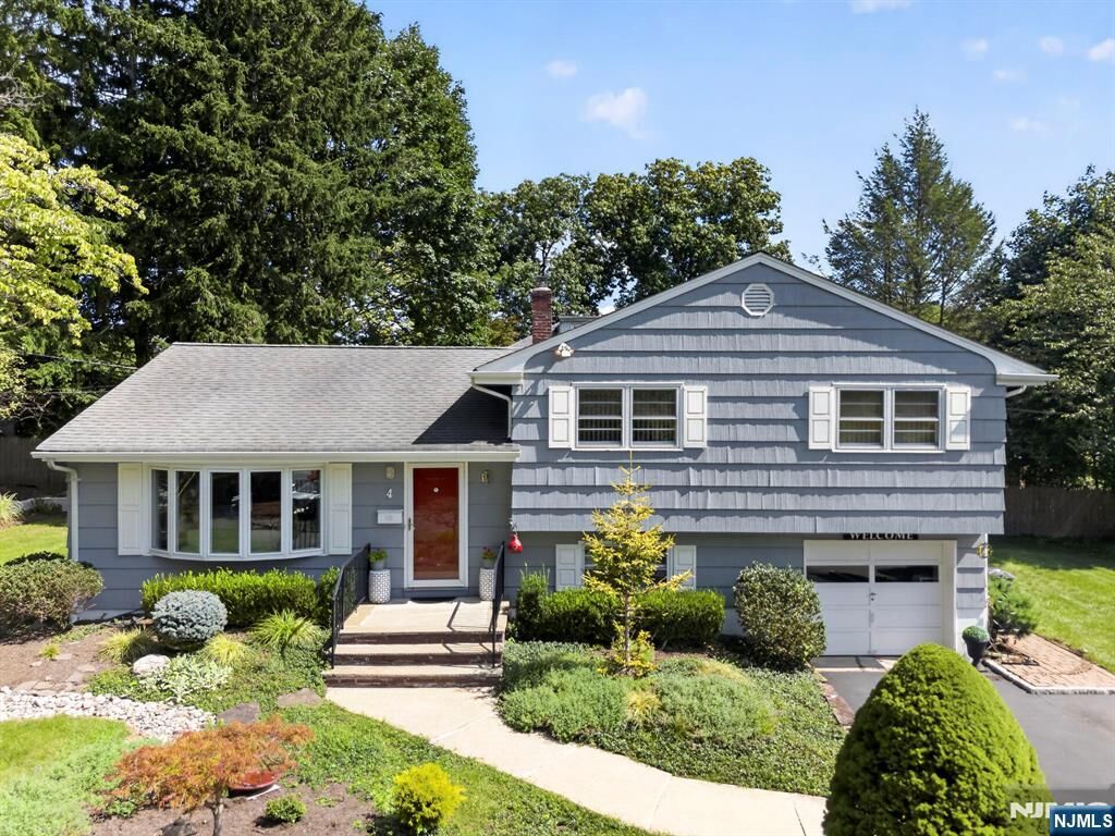 Property Photo:  4 Kenyon Court  NJ 07648 
