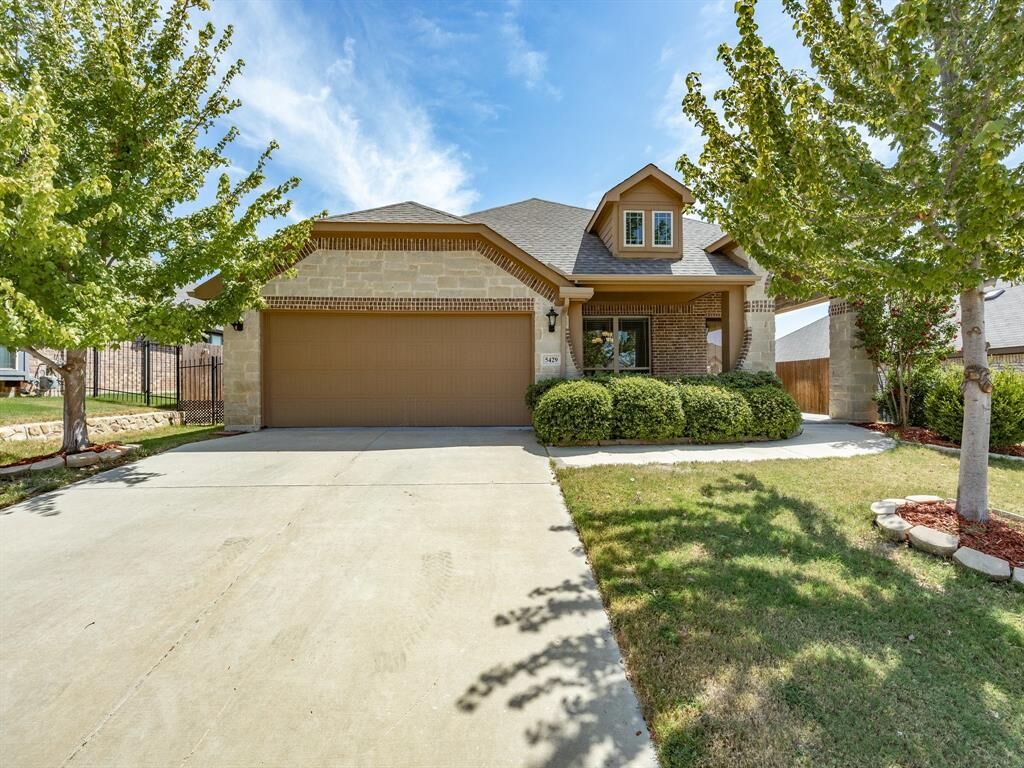 Property Photo: 5429 Quiet Woods Trail TX 76123