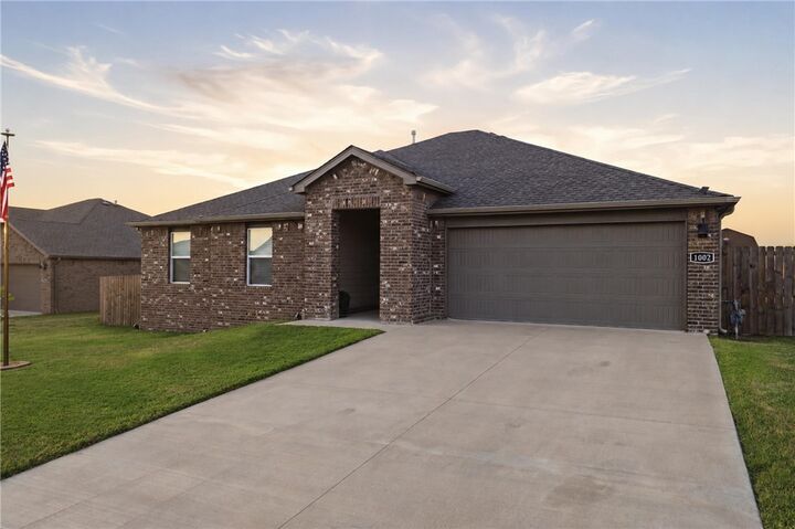 Property Photo:  1002 Emerald Street  AR 72753 