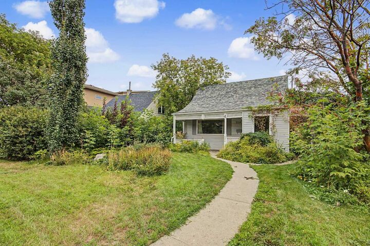 Property Photo:  2214 24A Street SW  AB T3E 1V8 