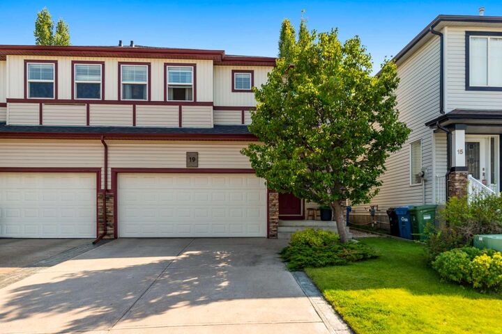 Property Photo: 19 Everridge Villas SW AB T2Y 4Y9