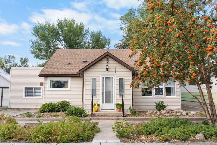 222 45 Avenue W — photo 1