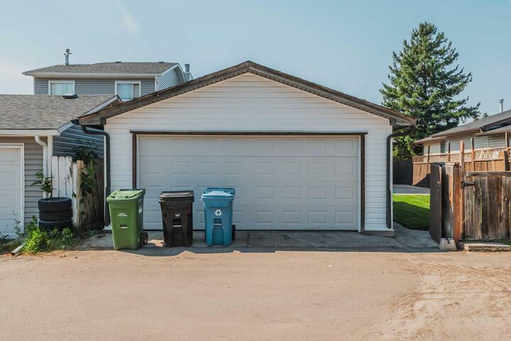 Property Photo: 20 Castlegrove Way NE AB T3J 1T7