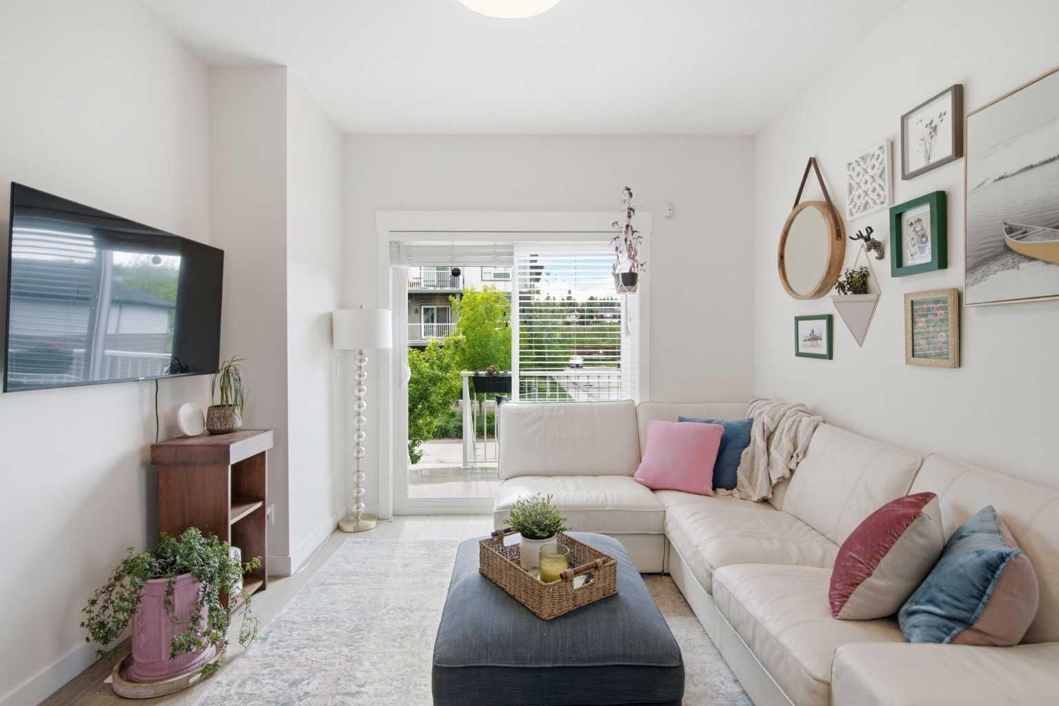 Property Photo: 5305 32 Avenue SW 2101 AB T3E 8A2