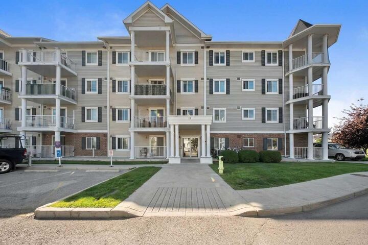 Property Photo: 10 Country Village Park 3206 AB T3K 0W5