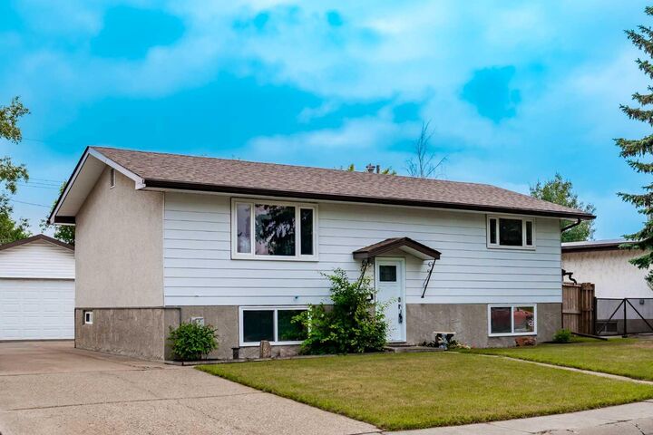 Property Photo: 152 Maddock Way NE AB T2A 3X3