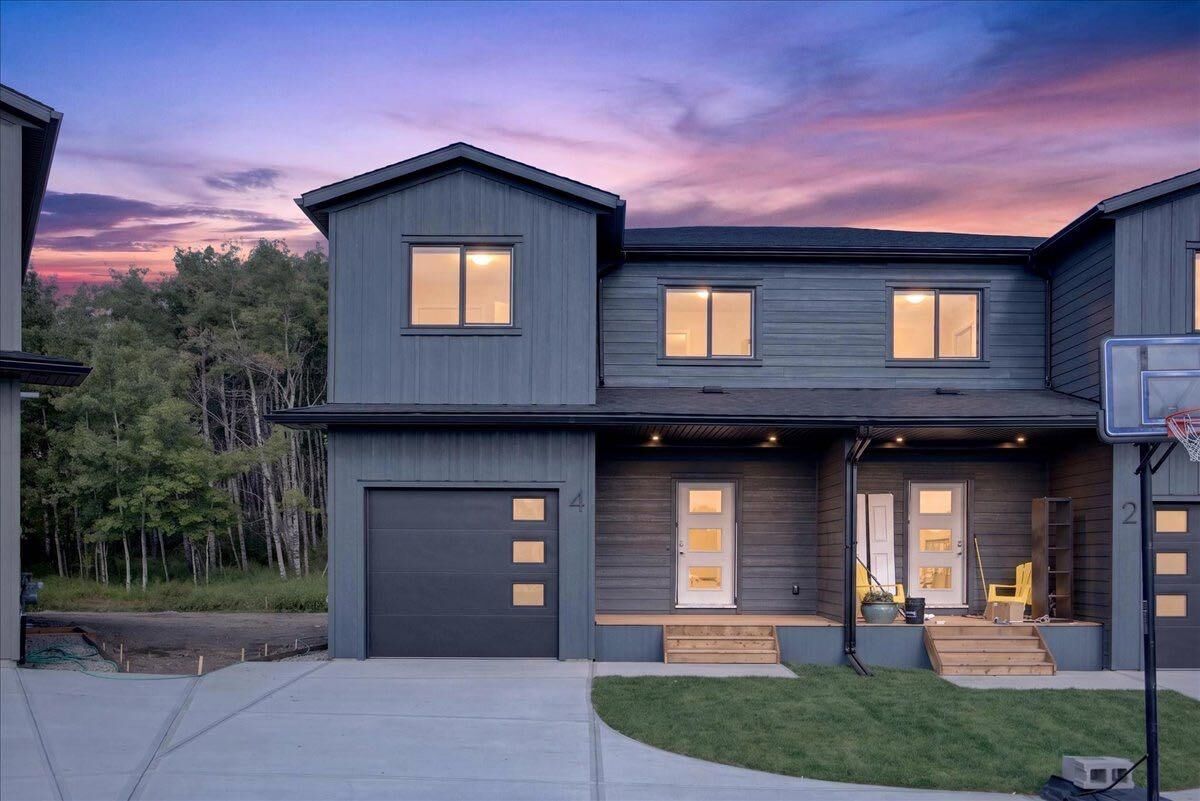 Property Photo: 4 Valarosa Park AB T0M 0W0