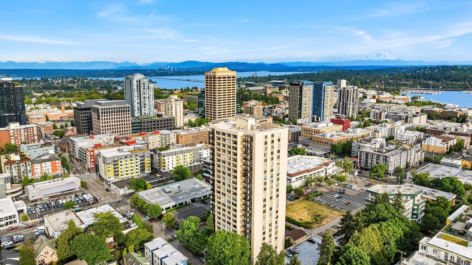 Property Photo: 4540 8th Avenue NE 1002 WA 98105